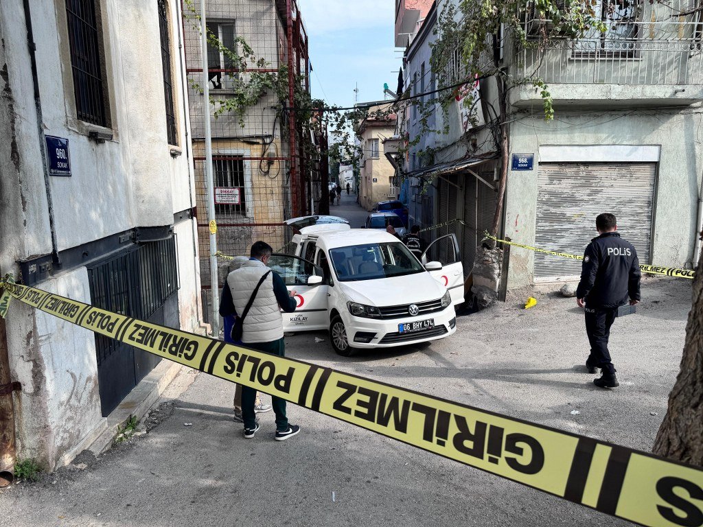 Kızılay personeli yemek dağıtırken vuruldu