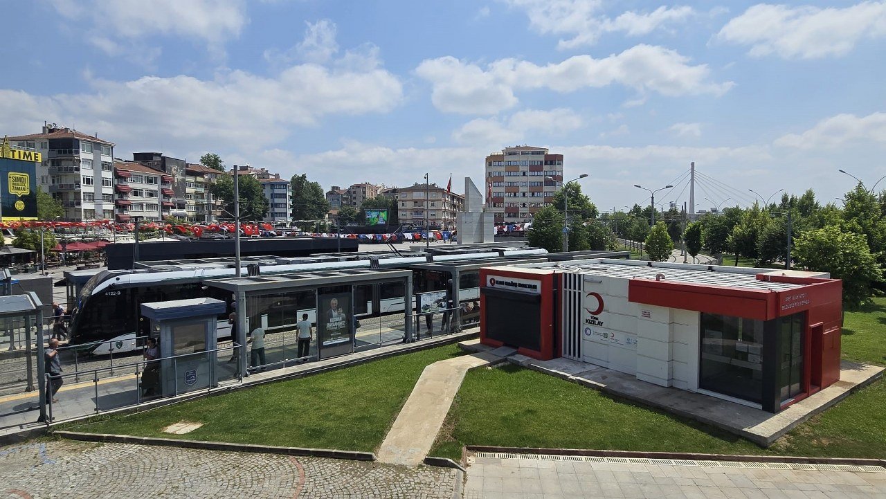 Kan verene eşofman ve tişört hediye