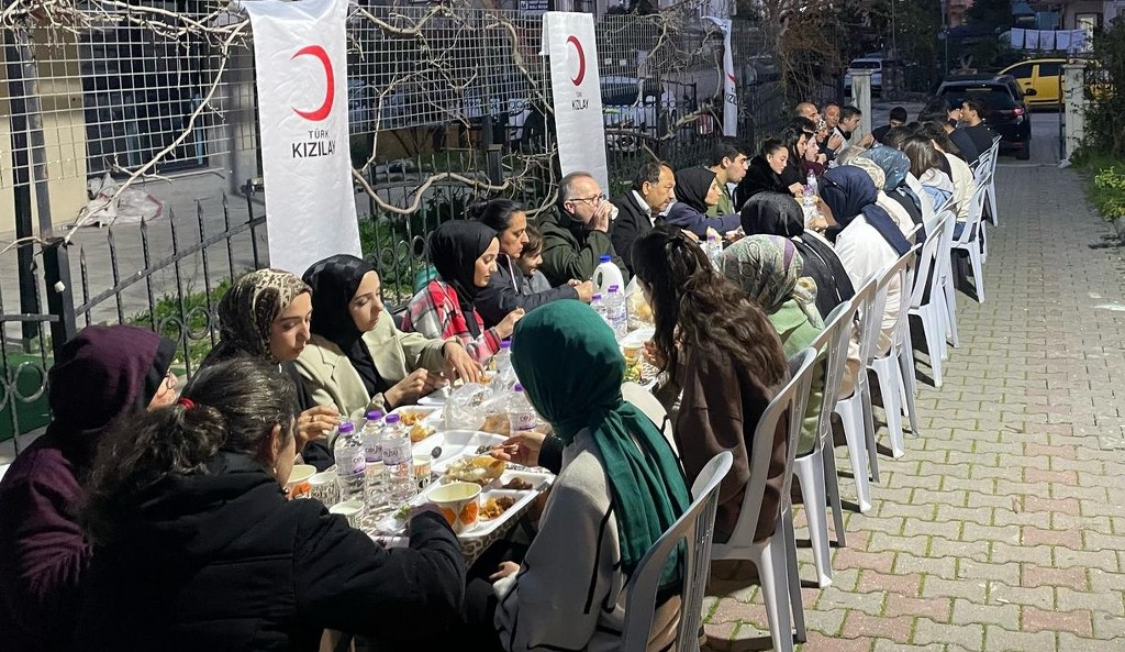Kızılay gönüllüsü öğrenciler iftarda bir araya geldi