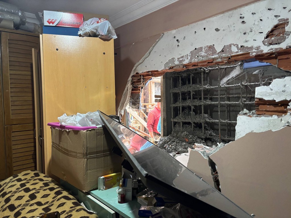 Freni boşalan otobüs duvara çarptı: 3'ü polis 7 yaralı