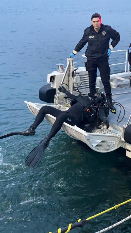 Denizde dalgıç kıyafetli erkek cesedi bulundu