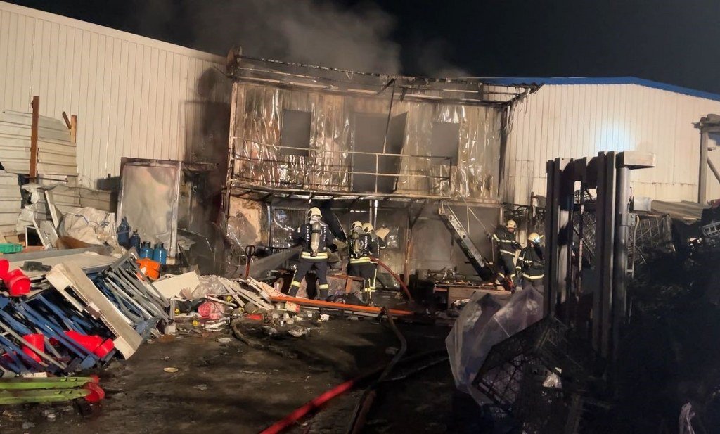 Geri dönüşüm deposunda yangın: 1 yaralı