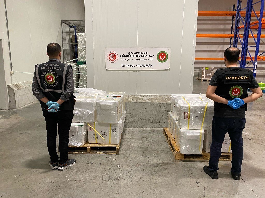 Havalimanında 455,2 kilo kokain ele geçirdi