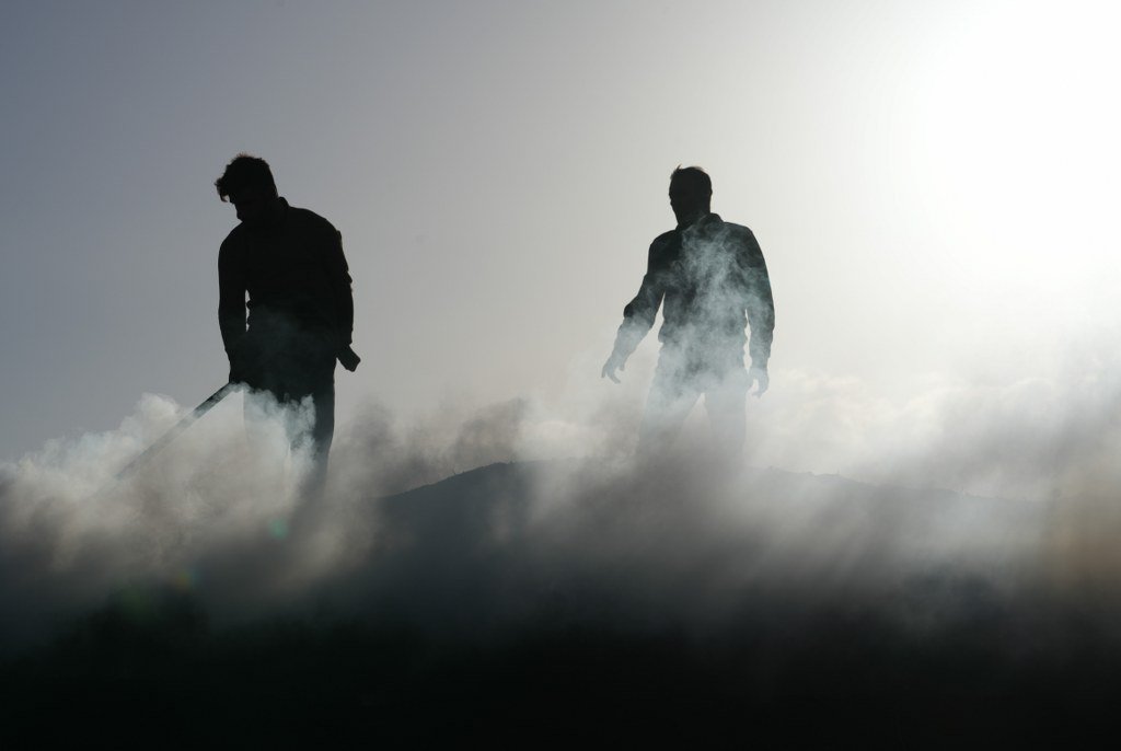 Zor şartlarda üretilen kömürün tonu 28 bin liradan satılıyor