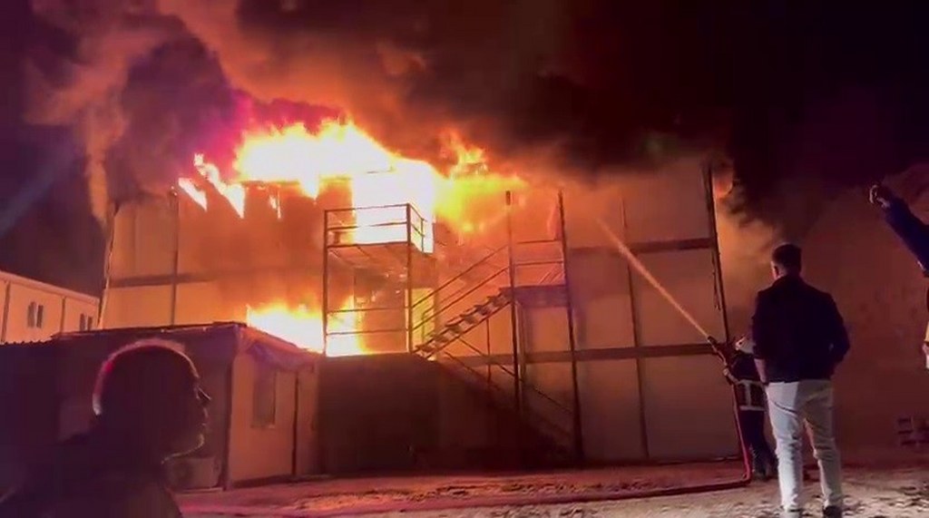 İşçilerin kaldığı konteyner alevlere teslim oldu