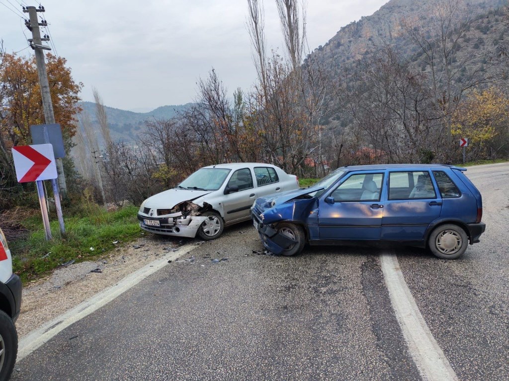 Kontrolden çıkan otomobil karşı yönden gelen otomobile çarptı, 1 yaralı