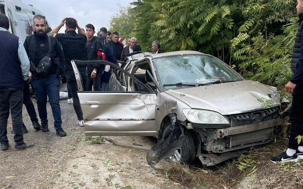 Düğün konvoyunda kaza; 1 ölü 4 yaralı