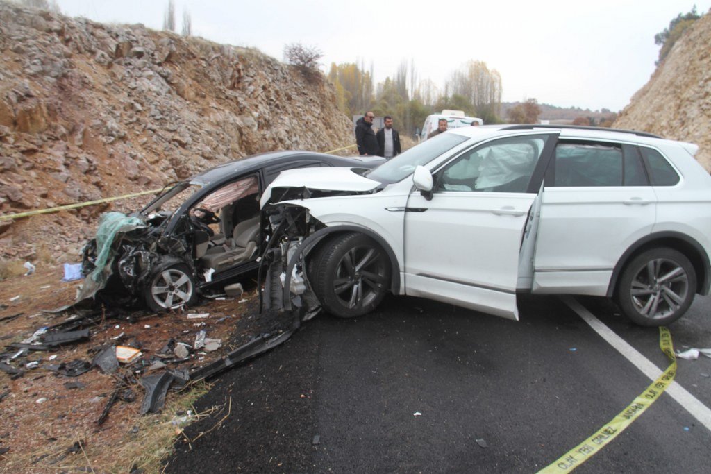 Otomobiller çarpıştı: 1 ölü, 3 yaralı