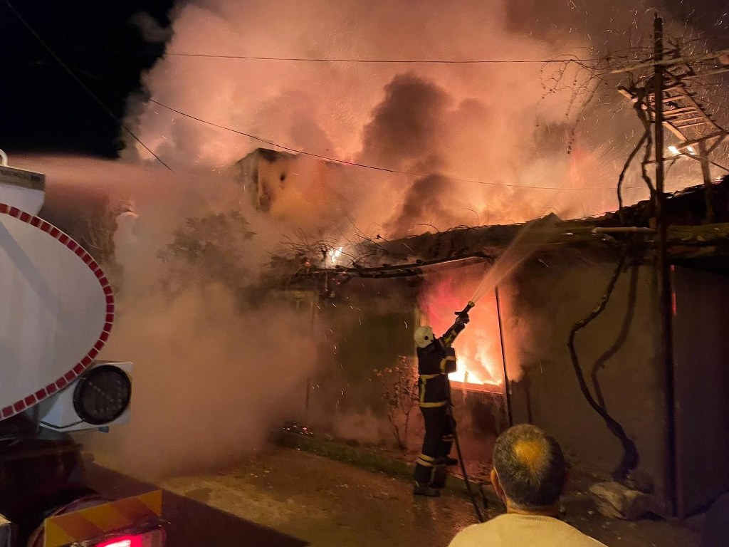 Köyde çıkan yangında 2 ev, 1 ahır kullanılmaz hale geldi