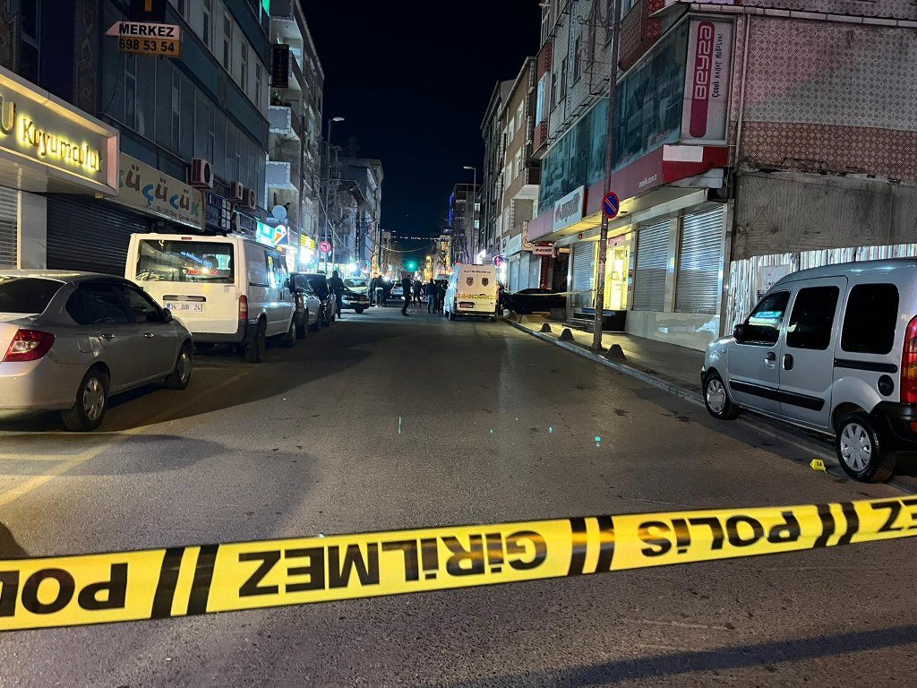Küçükçekmece'de silahlı saldırı: 1'i ağır 3 yaralı