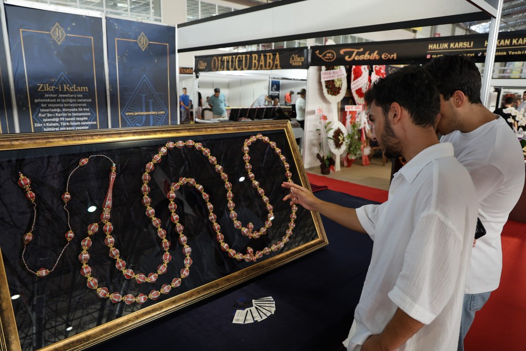  Değer biçilemiyor: Kur'an-ı Kerim'in 604 sayfası tespihe nakşedildi