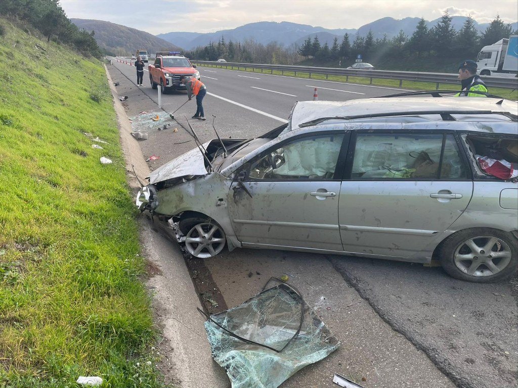 Lastiği patlayan otomobil bariyere çarpıp takla attı