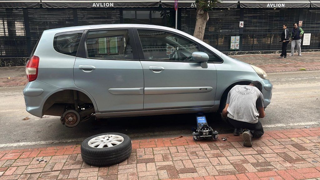 Park halindeki yaklaşık 20 aracın lastikleri kesildi