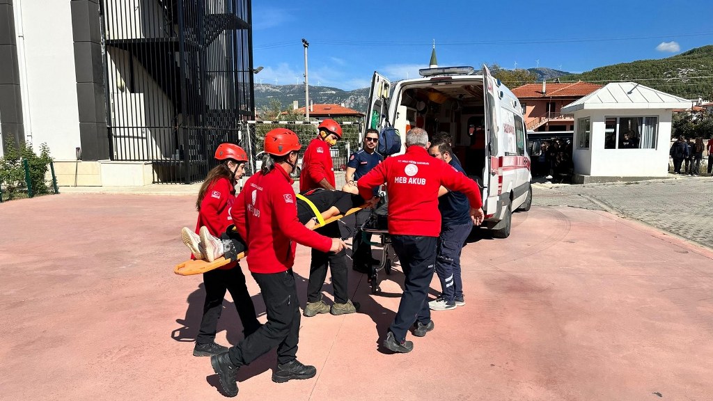 Lisede deprem tatbikatı yapıldı