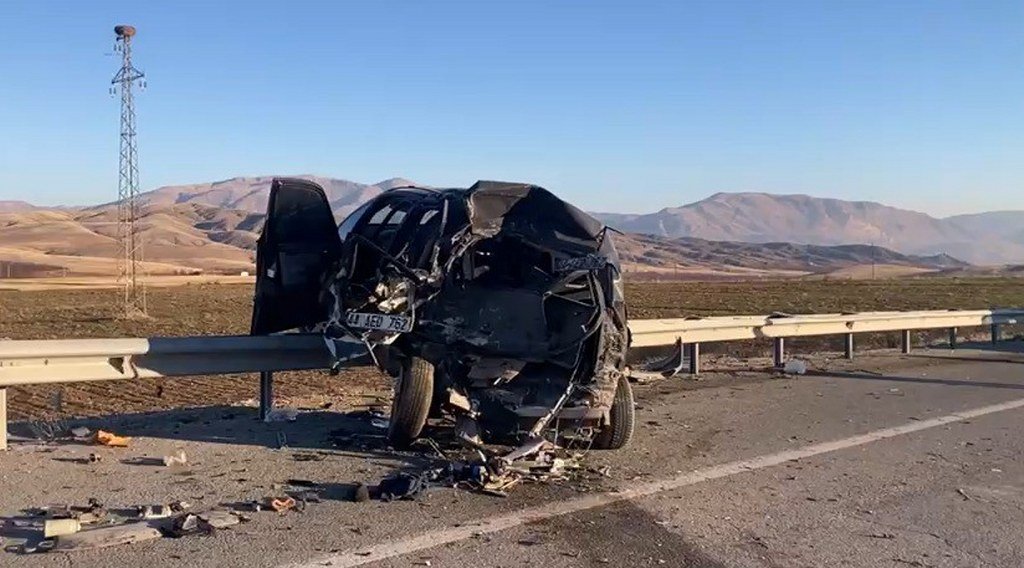 Minibüs ile otomobil çarpıştı: 1’i ağır 3 yaralı