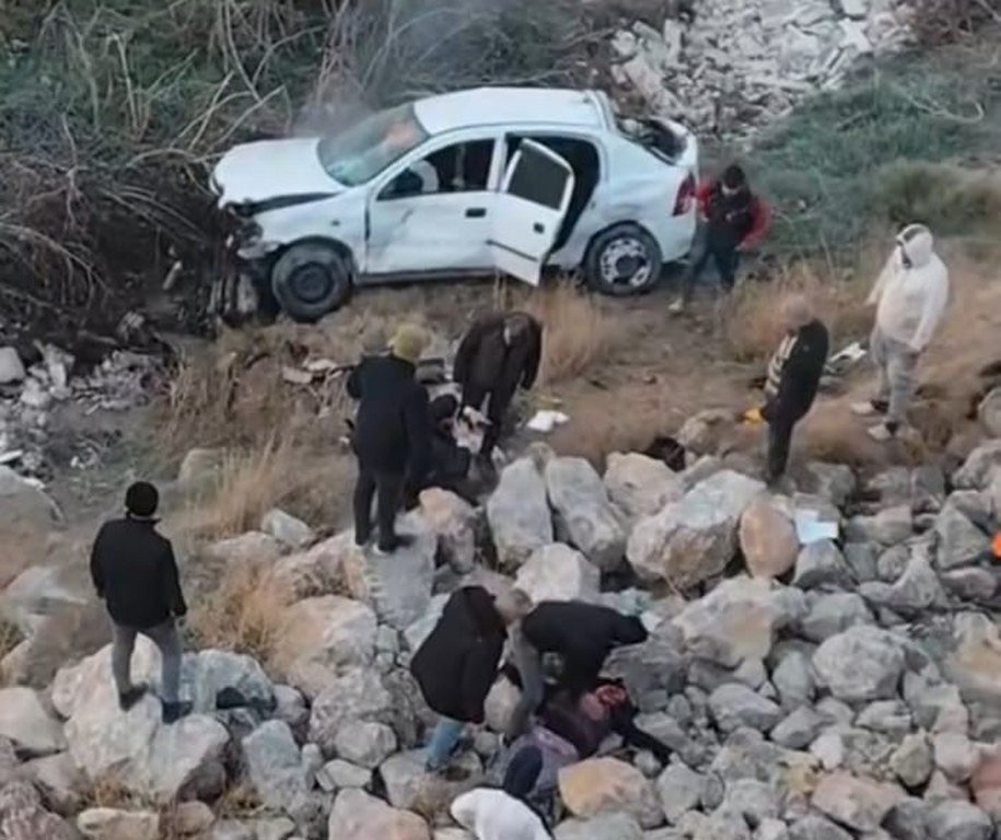 Otomobil köprüden uçtu: 1 ölü, 2 yaralı