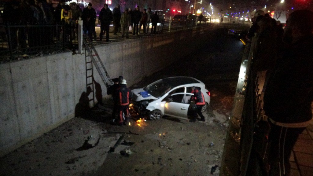 Kontrolden çıkan otomobil sulama kanalına düştü: 1 yaralı