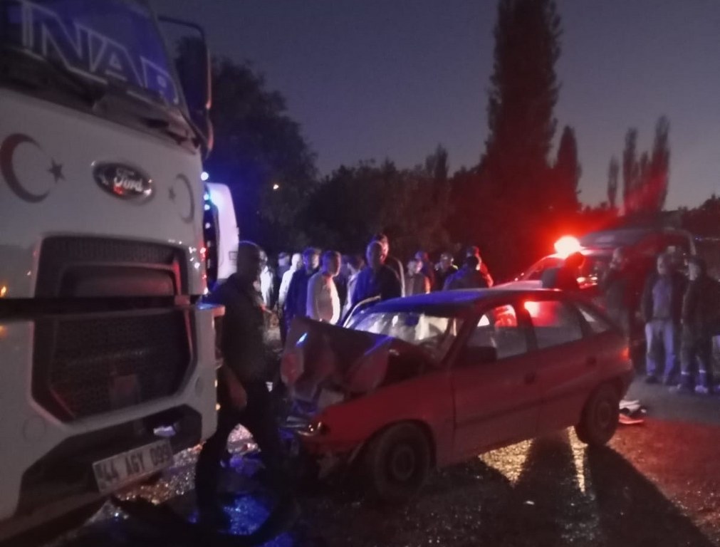 Hafriyat kamyonu ile otomobil çarpıştı: 1 ölü 1 yaralı