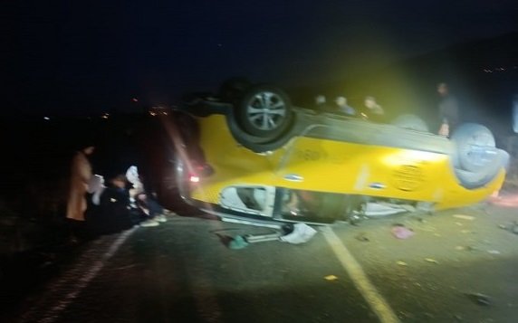 Öğretmenleri taşıyan taksi takla attı: 7 yaralı