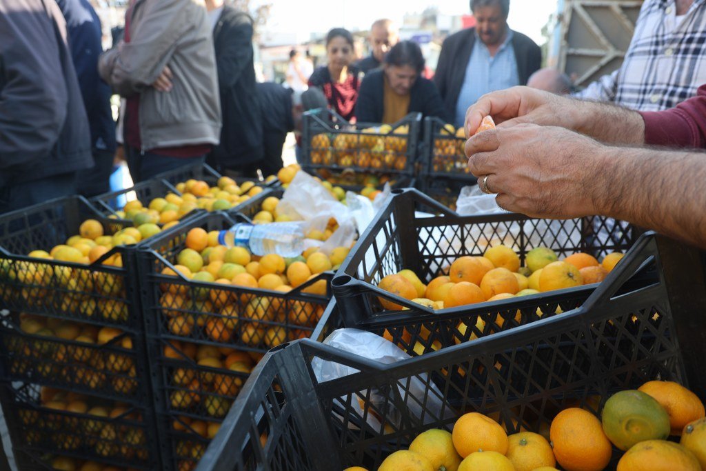 Fiyatı 2 TL'ye düşünce tonlarca ürünü ücretsiz dağıttılar