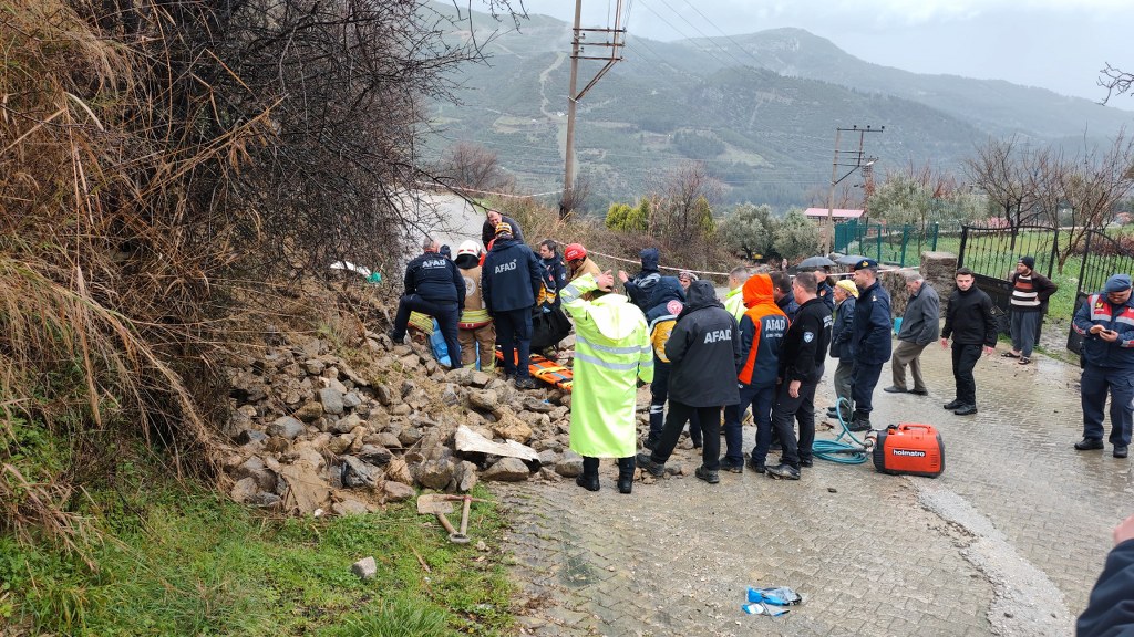 Aşırı yağmurlardan istinat duvarı çöktü: 1 ölü
