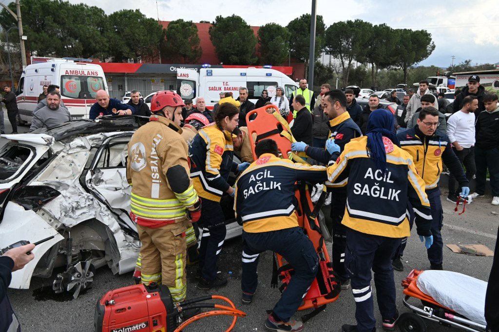 Otobüs ile otomobil çarpıştı; 3 yaralı