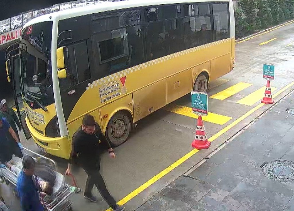 Otobüs şoförü bayılan çocuğu hastaneye yetiştirdi
