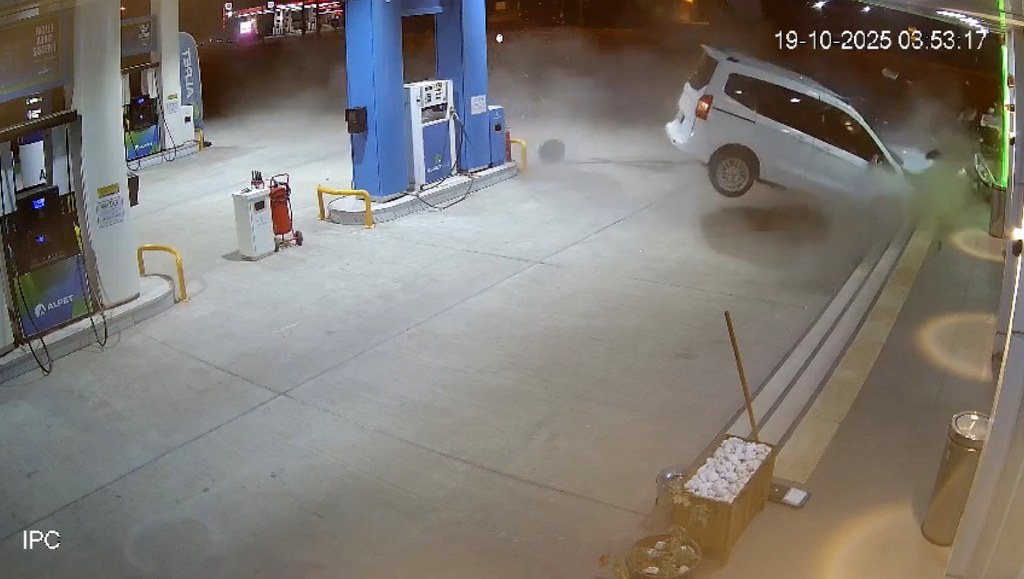 Ticari araç benzin istasyonuna daldı, 2 kişi yaralandı