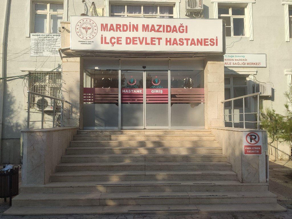 Minibüs ile kamyonet çarpıştı: 13 yaralı