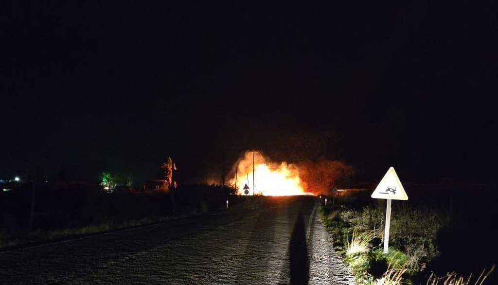 Marmaris'te fırtına elektrik tellerini kopardı, yangın çıktı