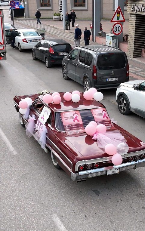Klasik otomobil ile meme kanserine dikkat çekti