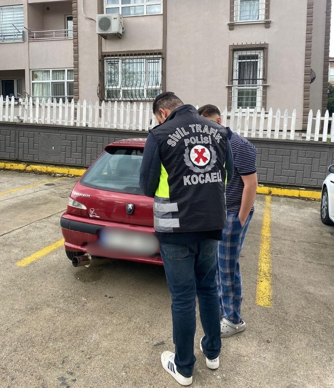  Düğün konvoyunda gürültü yapan araç trafikten men edildi