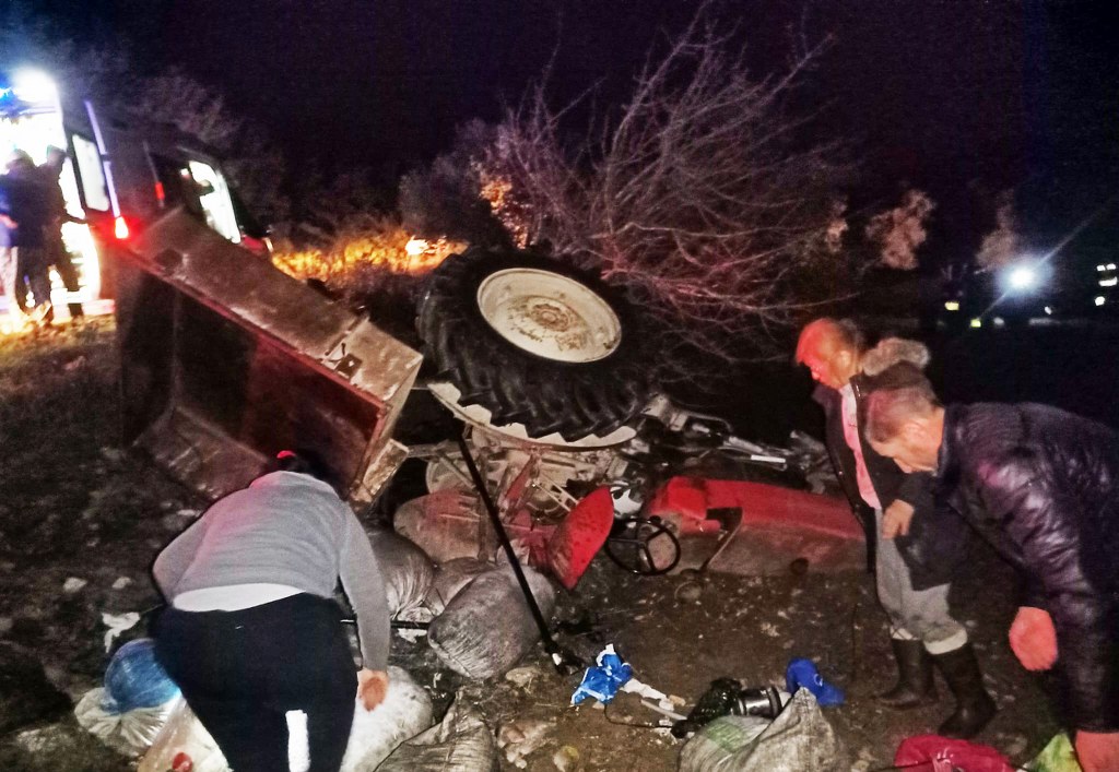  Devrilen traktörün altında kalan kadın yaralandı