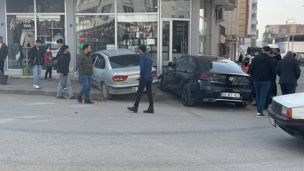 Merdiven basamakları otomobillerin işyerine çarpmasını engelledi