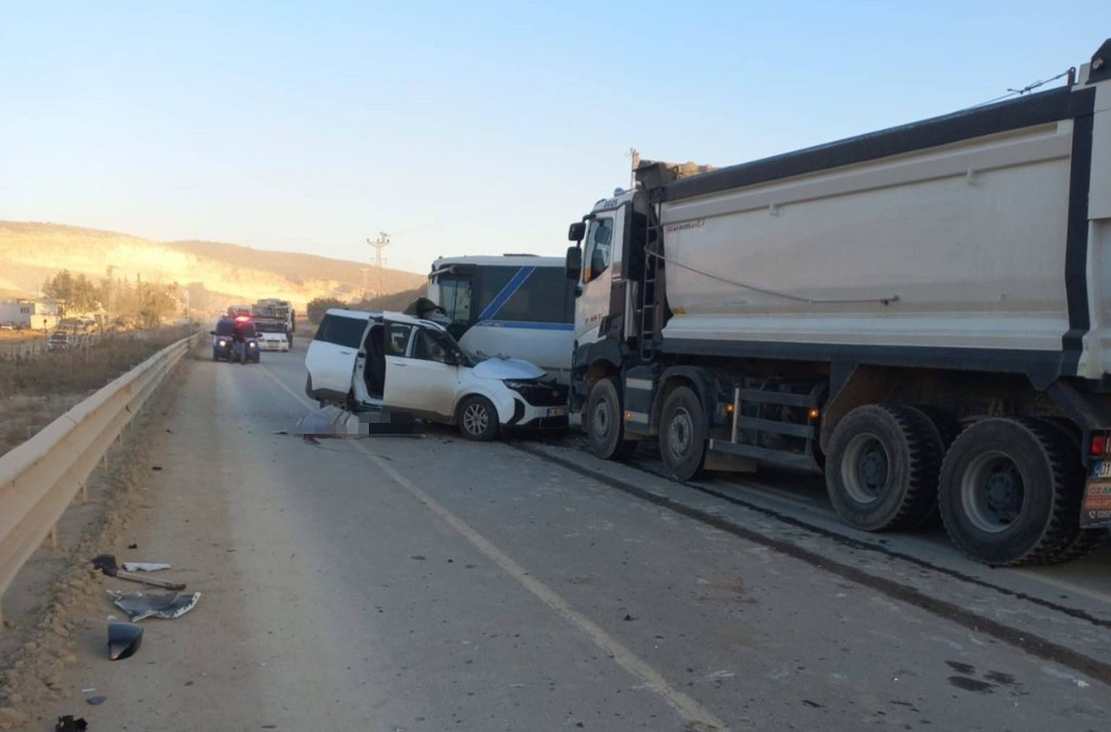 Hafif ticari araçla minibüs çarpıştı: 1 ölü