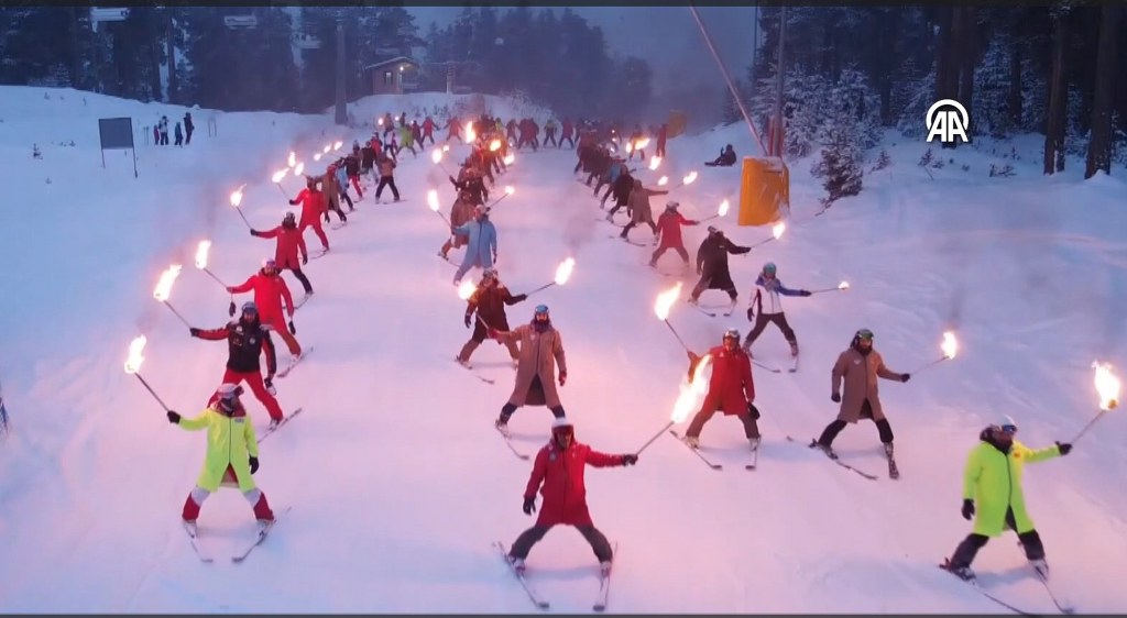 Otel yangınında hayatını kaybeden kayakçılar meşaleli kayakla anıldı