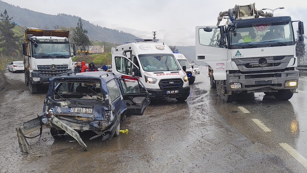 Beton mikseri otomobille çarpıştı: 1'i çocuk 5 kişi yaralandı