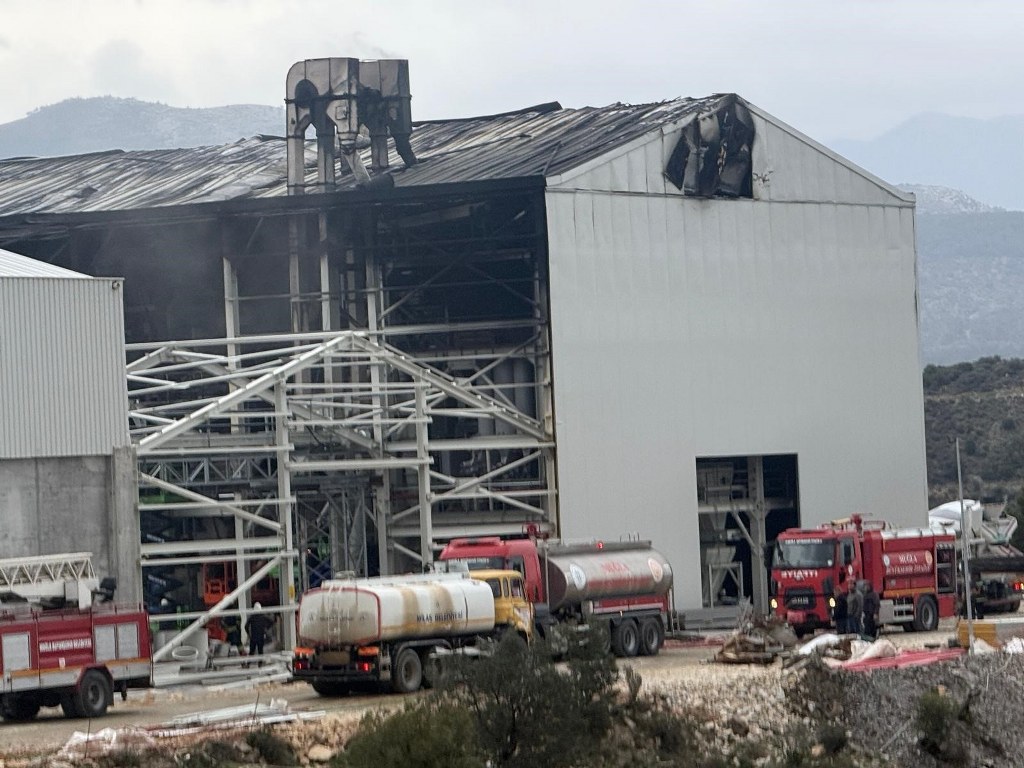 Milas'ta fabrika inşaatındaki yangın kontrol altına alındı