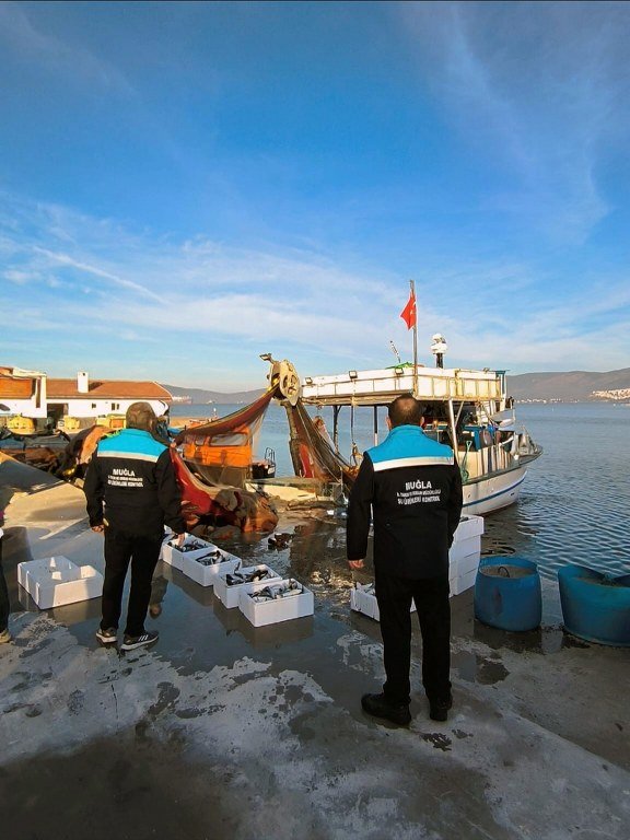 Milas'ta yasak ağ ile avlanan balıklara el konuldu