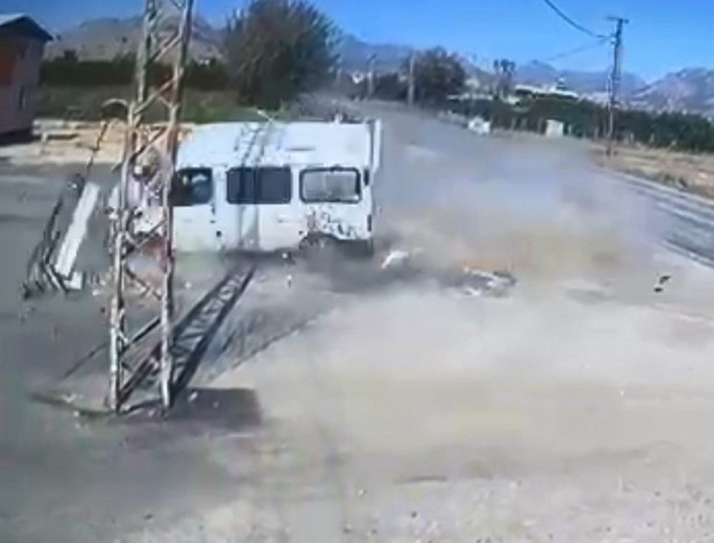 Devrilen minibüsün sürücüsü yaralandı