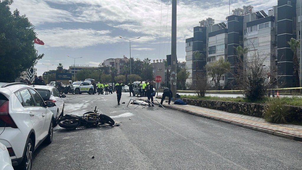 Hafif ticari araç motosikletle çarpıştı: 1 ölü