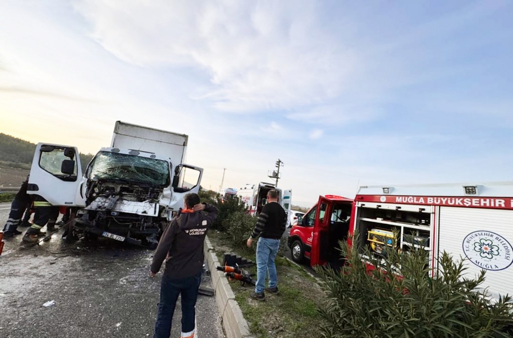  Kamyonette sıkışan iki kişi kurtarıldı