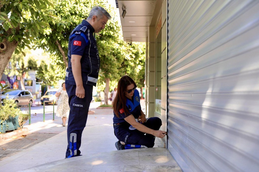 Tarihi geçmiş ve çürümüş ürün satan iki işletme mühürlendi