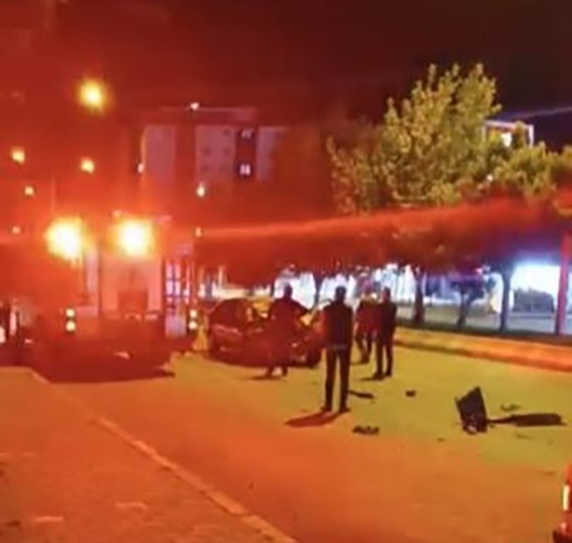 Otomobil traktöre çarptı: 1 yaralı