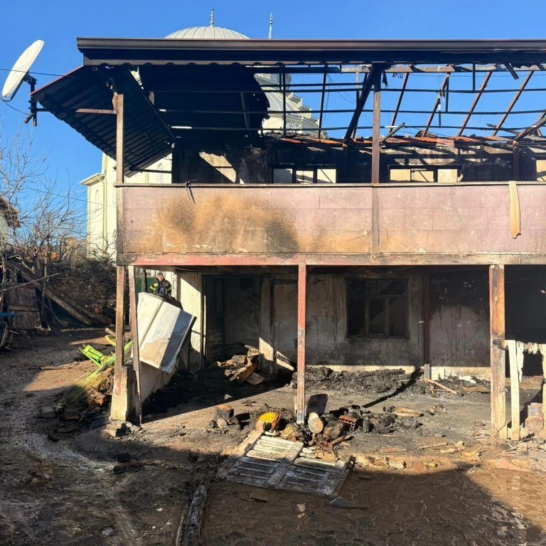 Müstakil ev yangınında 80 yaşındaki kadın hayatını kaybetti