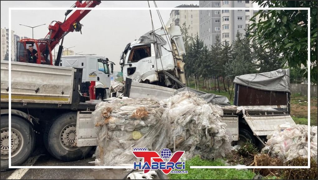 Naylon atık yüklü tır bariyerlere çarptı, otoyol çöplüğe döndü
