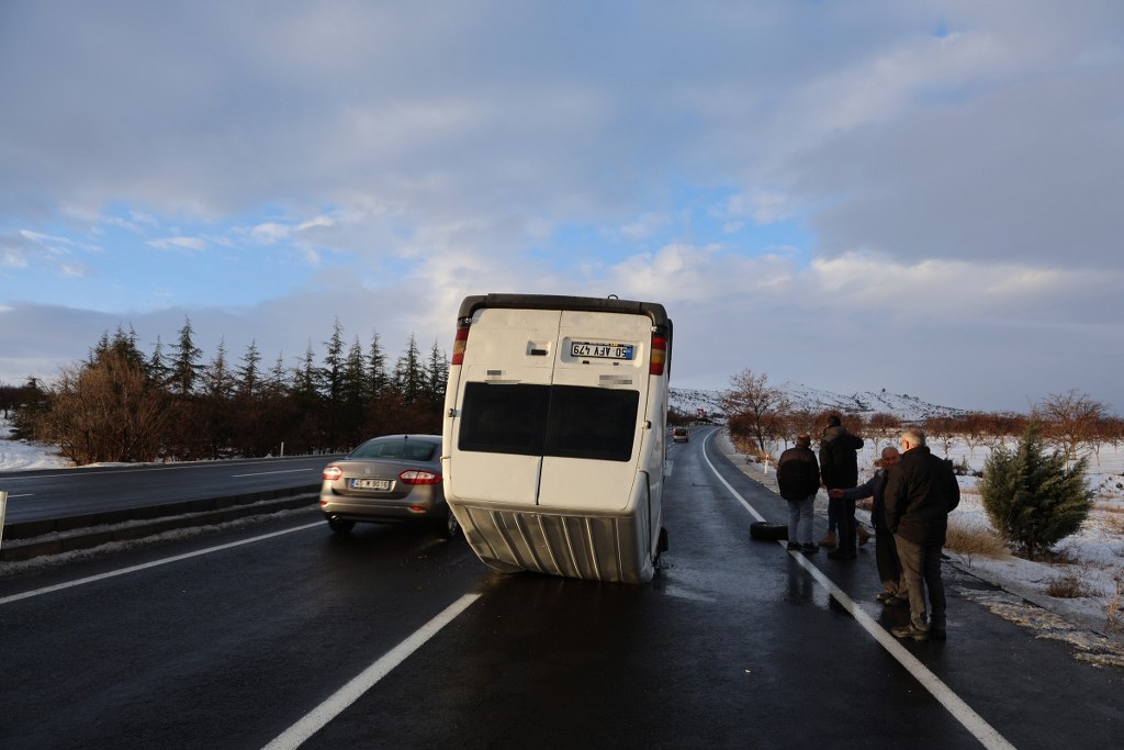 Düz yolda kontrolden çıktı, takla atarak durabildi: 1 yaralı