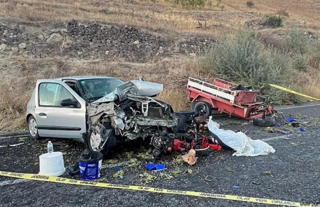 Patpat ile otomobil çarpıştı: 1 ölü, 4 yaralı
