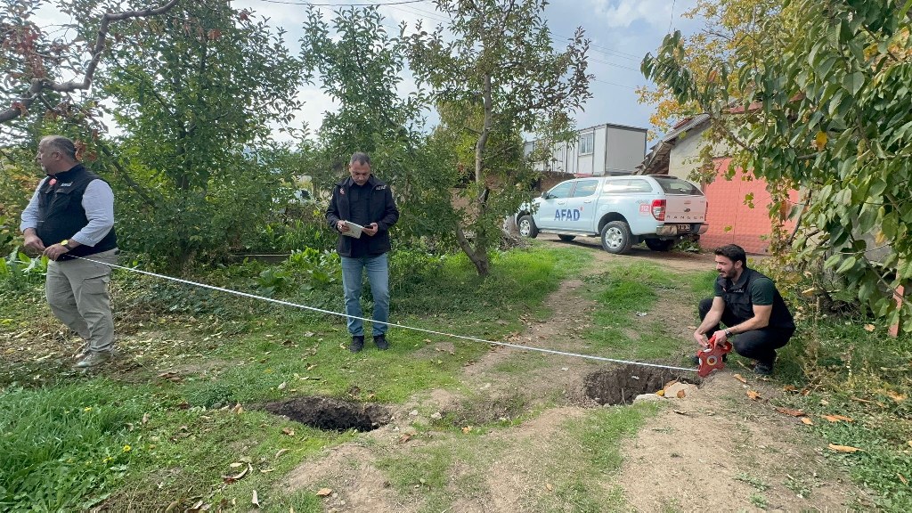 Obrukların oluştuğu, duvarların çatladığı Eğirdir'de AFAD incelemeleri sürüyor