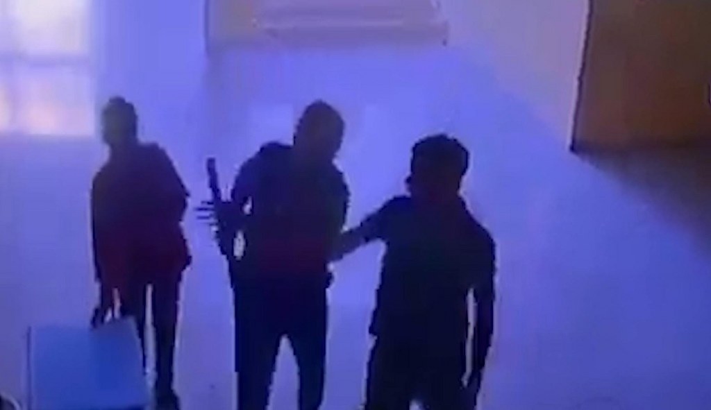 Öğretmen, veli tarafından sopayla darbedildi